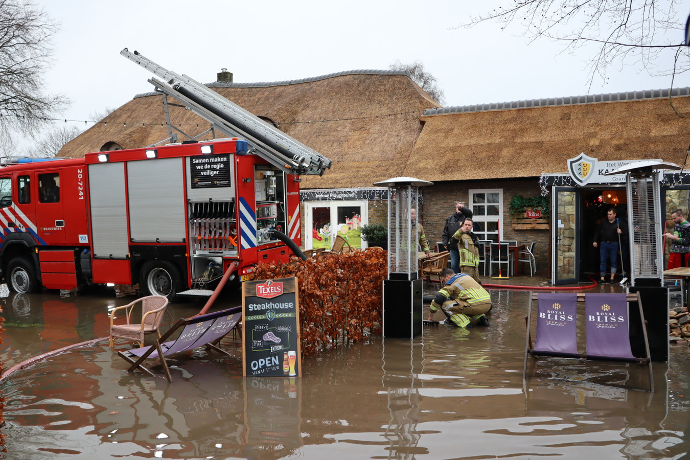 Halve meter water in restaurant, maar met man en macht lukt het om