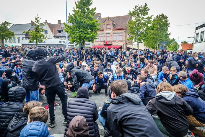 supporters wachten op de spelersbus van Club Brugge op de Platse van St Andries