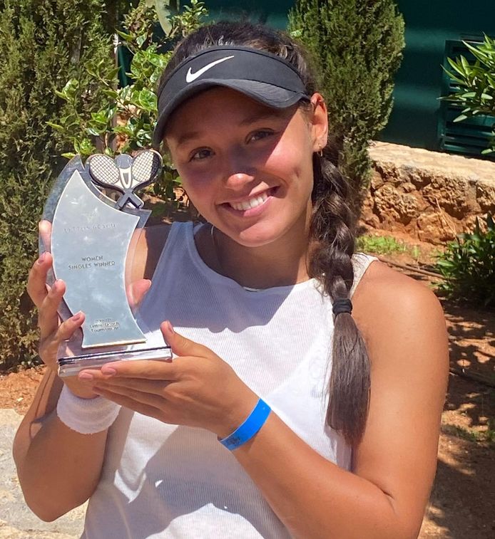 Tilwith di Girolami met haar trofee na winst op het 15.000 dollar-toernooi van Heraklion op Kreta.