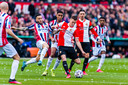 Willem II-speler Pol Llonch (l) in duel met Feyenoorder Robert Bozenik. Anderhalve meter afstand houden is voor voetballers onmogelijk.