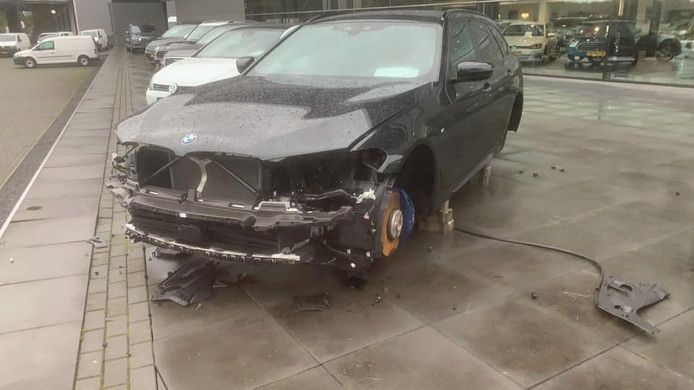 De gestripte BMW in Enter