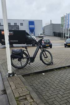 Fietser geschept door auto, omstanders bekommeren zich om slachtoffer  