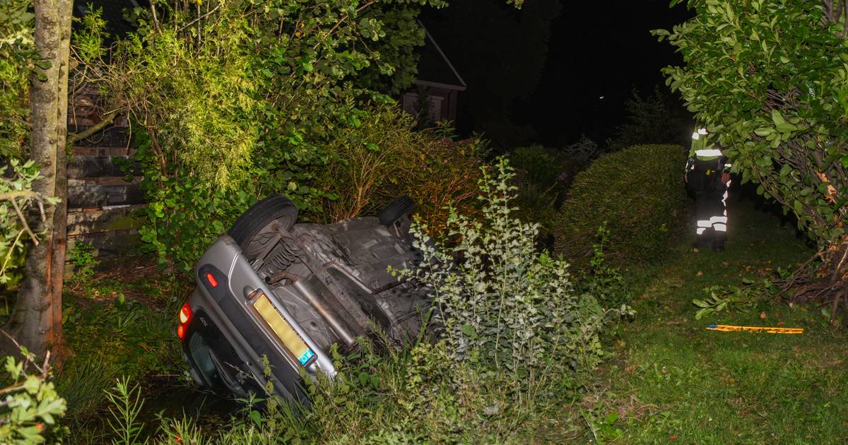 Auto raakt van de weg en belandt ondersteboven in sloot