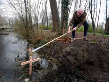 Dordtenaar (81) strijdt met bordjes voor beter onderhoud van parken