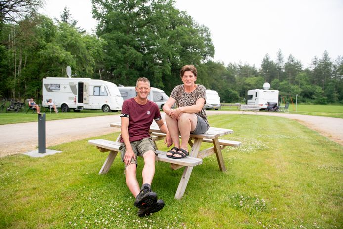Gert Jan van Voorst en zijn vrouw Liesbeth op hun camperterrein aan de Oude Deventerweg in Haarle.