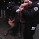 Video: Femen werpt zich op auto DSK