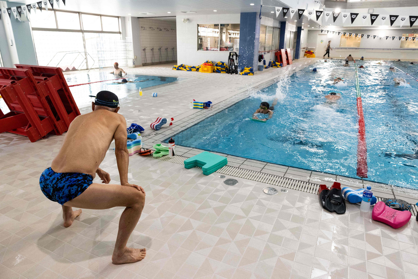 Cette photo prise le 2 août 2021 montre Hiromu Inada s'étirant avant une séance d'entraînement de natation à l'école internationale de natation d'Inage, dans la préfecture de Chiba.