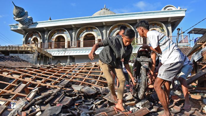 Le séisme de magnitude 6,9 survenu dimanche soir à une faible profondeur de 10 km a endommagé des milliers de bâtiments et a été ressenti sur l'île voisine de Bali, la plus touristique de l'archipel d'Asie du Sud-Est.