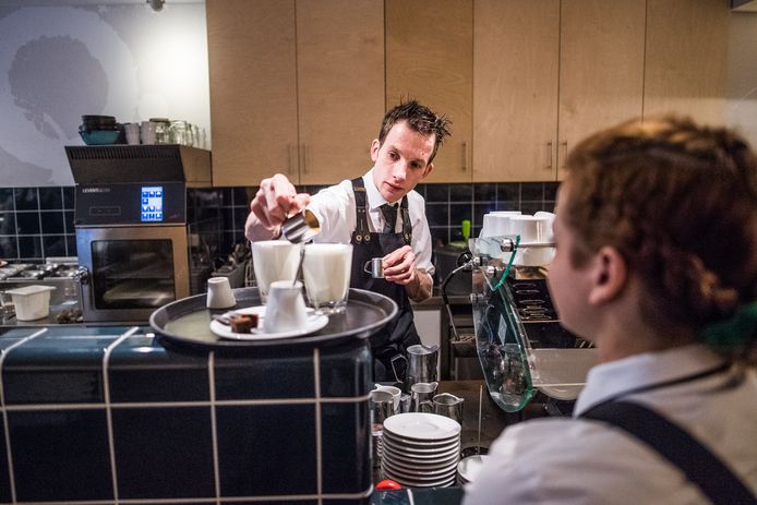 Walter Jurrius aan de slag met de latte machiato.