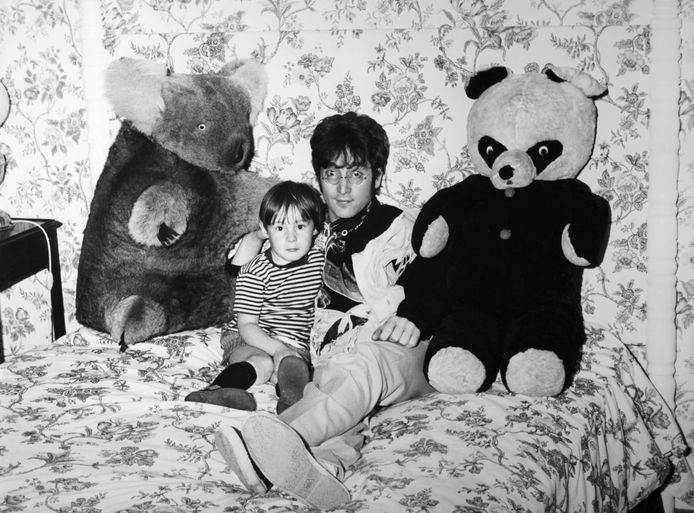 Op de foto: John Lennon en zijn zoon Julian in 1960.