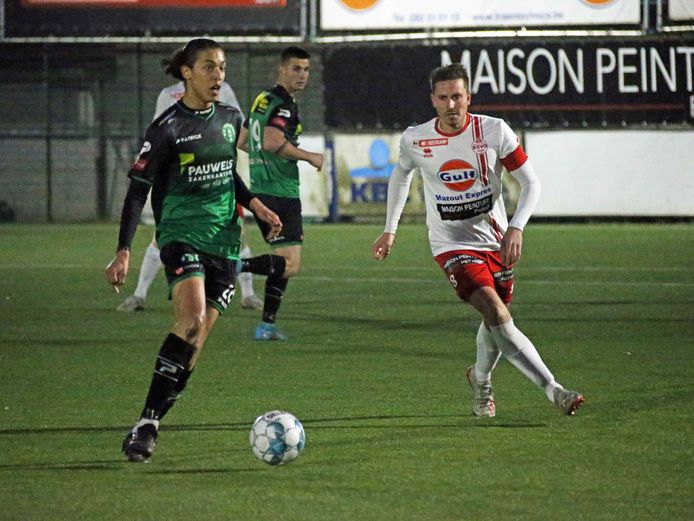 De Oostkampse aanvoerder Senne Decloedt zet druk op Damon Timmerman (l.), die Torhout twintig minuten voor affluiten op een 1-2-voorsprong zou brengen. Uiteindelijk werd het 2-2.