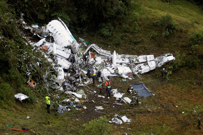 Het vliegtuigwrak in de Colombiaanse bergen, daags na de crash.