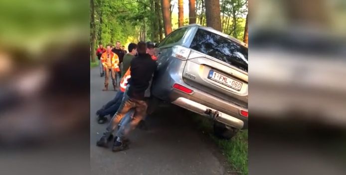 Vandalen gooien de auto van een activist om in Boxtel.