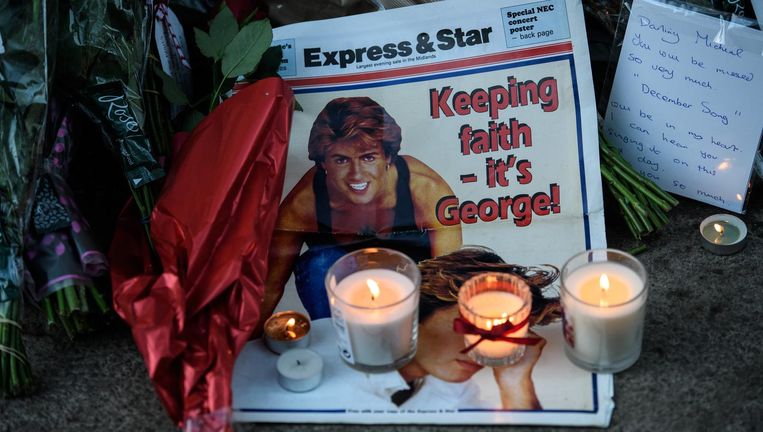 Fans van George Michael leggen bloemen bij zijn boerderij in Goring. Beeld Getty Images