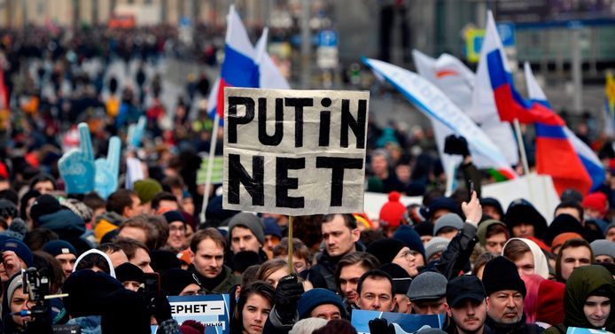 Russen demonstreren in Moskou tegen de beperkingen op internet.