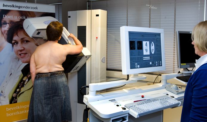 Een vrouw laat een mammografie van haar borsten maken in de onderzoeksunit van de Stichting Bevolkingsonderzoek Borstkanker in Rotterdam.