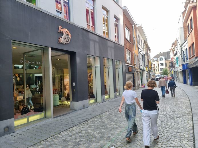 Een beeld van de winkelwandelstraat Basiliekstraat in Halle. Beginnende ondernemers die dromen van een eigen zaak kunnen zich inschrijven voor 'Win je zaak'.