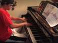 Pizzabezorger vraagt gezin of hij even op hun piano mag spelen en doet monden openvallen