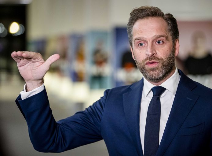 Minister Hugo de Jonge (Volksgezondheid) vrijdag in de hal van het ministerie.