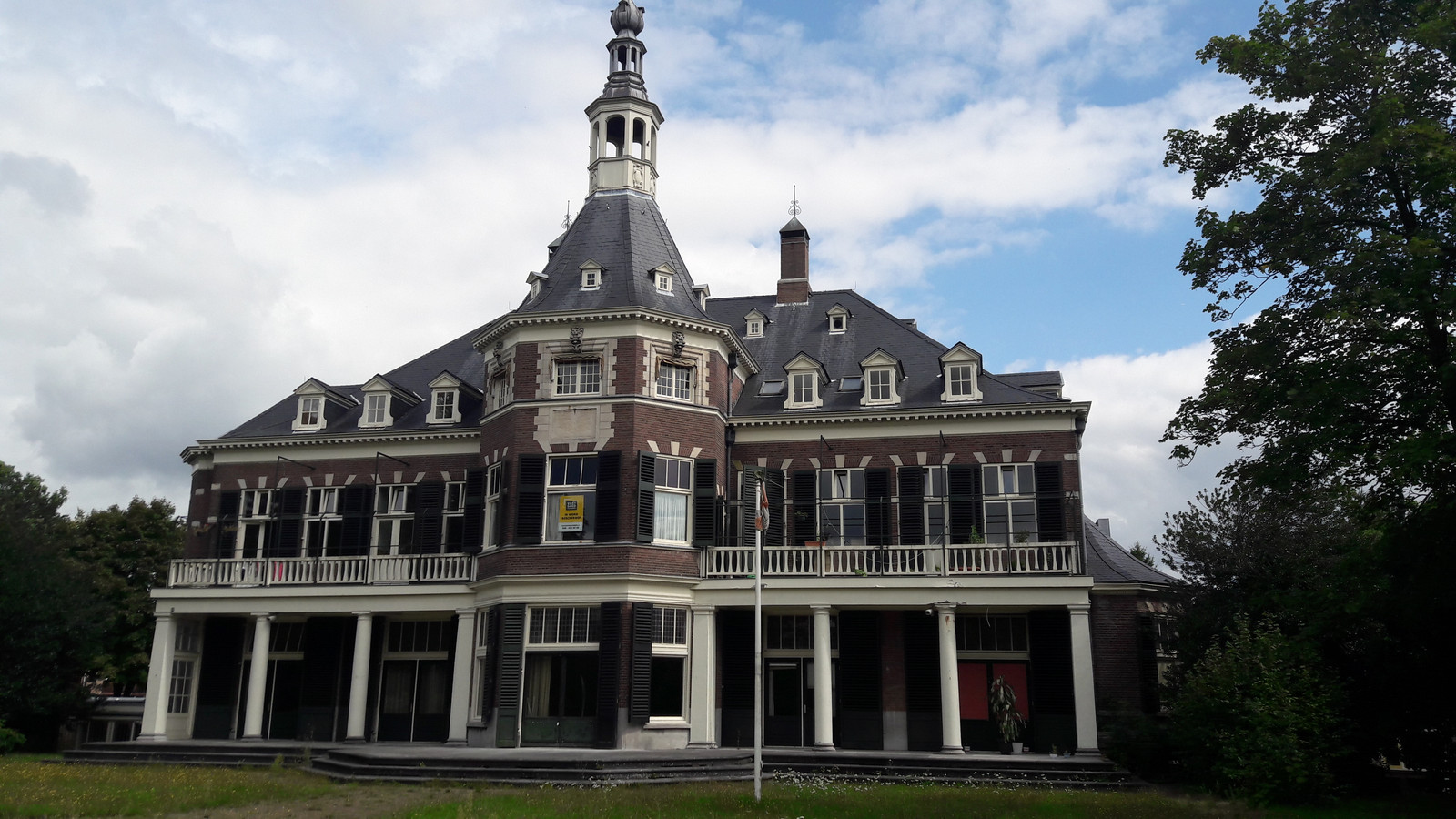 Het landhuis op landgoed Veldheim wordt bewoond door antikraak.