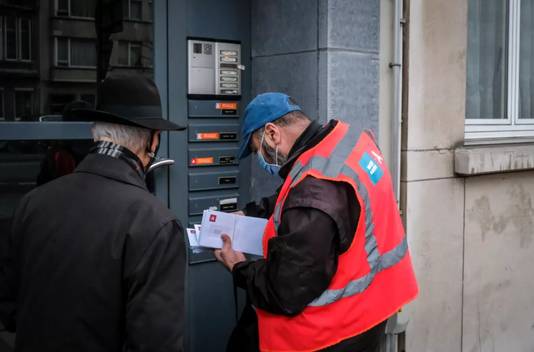 Een ambtenaar van de Stad Antwerpen bust in de buurten rond de Belgiëlei en de Lange Leemstraat de brieven met de test-uitnodiging.