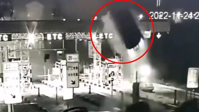 Schokkende beelden tonen hoe auto 15 meter hoog vliegt bij crash