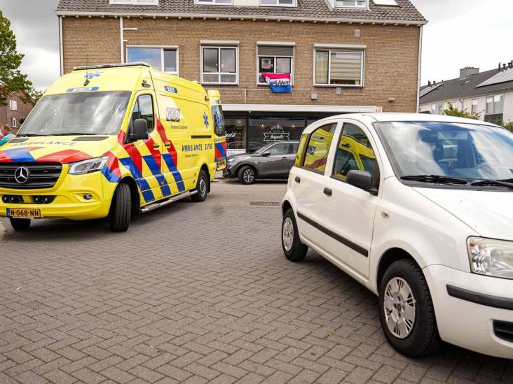 Fietsster en automobilist botsen in Helmond, vrouw naar ziekenhuis met gewond been