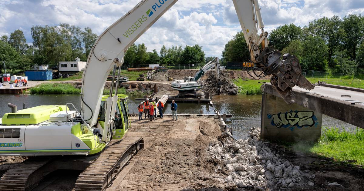 ‘Draak’ eet oude versleten brug over Drongelens Kanaal in Cromvoirt snel op | Den Bosch, Vught
