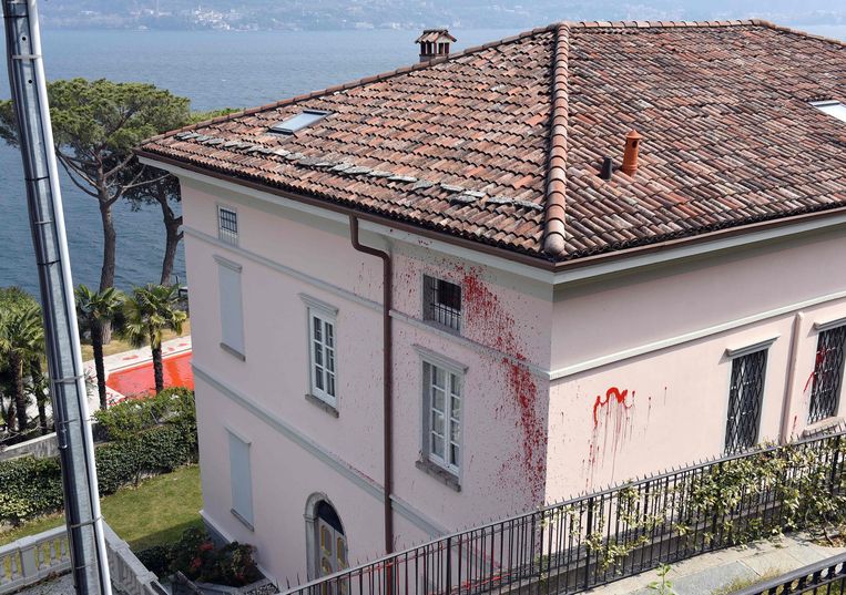 Zijn villa in Pianello del Lario werd besmeurd met rode verf en ook het zwembad kleurt bloedrood. Beeld AFP