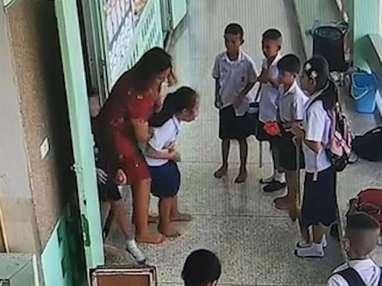 Une élève en train de s'étouffer avec un bonbon sauvée par une maîtresse en Thaïlande
