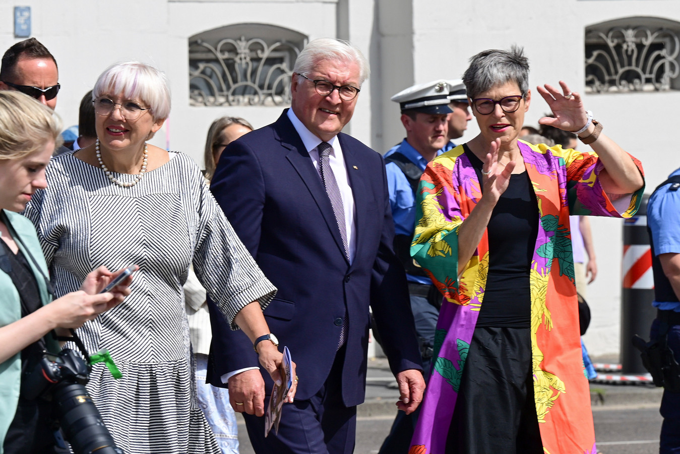 Le président allemand Frank-Walter Steinmeier, au centre, entouré de la  ministre fédérale de la Culture Claudia Roth et Sabine Schormann (archives).