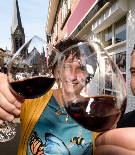 ‘Wijn & Gein’ brengt weer wat leven in leegstaande winkelpanden in Borne