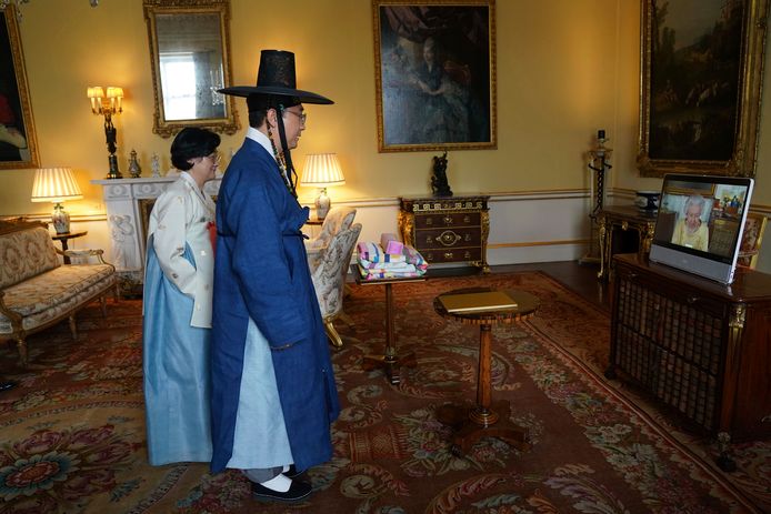 Queen Elizabeth virtueel aan het werk
