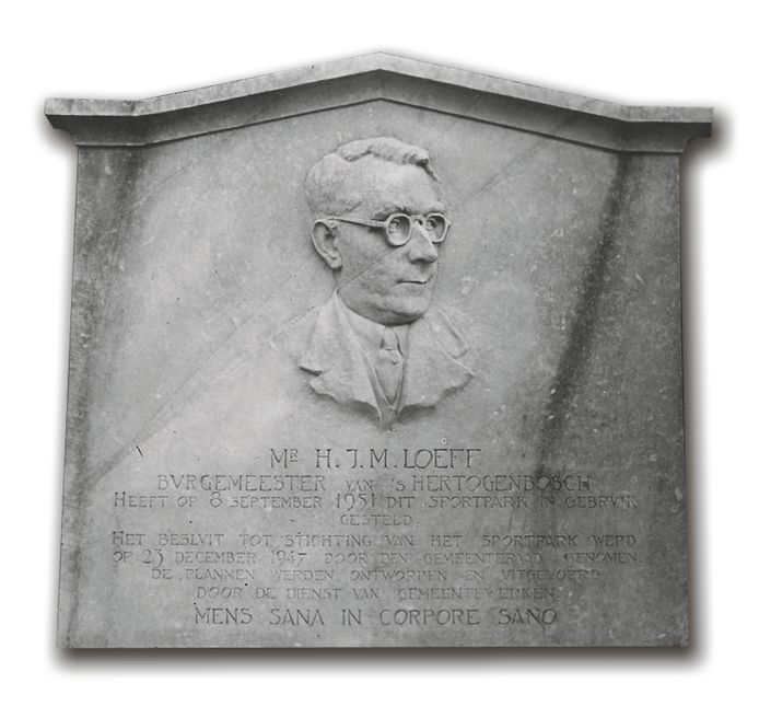De plaquette van burgemeester Loeff zoals deze in de trapopgang naar stadion De Vliert geplaatst was.