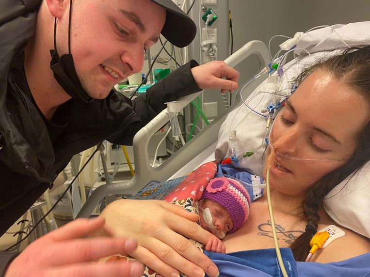 Bonito, Jennifer en Vajén in het Erasmus MC. Moeder zag haar baby pas na vier weken met eigen ogen. Beeld Privéfoto
