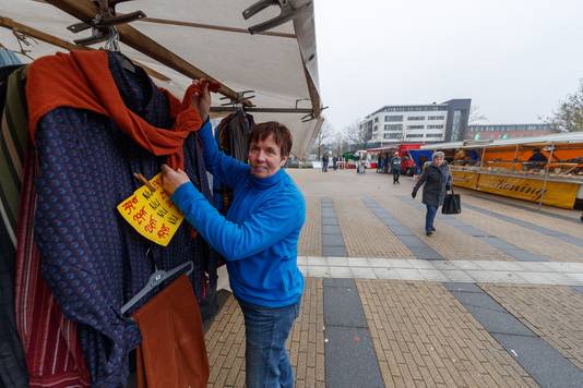 De weekmarkt van Zevenbergen is inmiddels verplaatst naar het plein voor het gemeentehuis. Anja Kiesling is een van de kraamhouders.