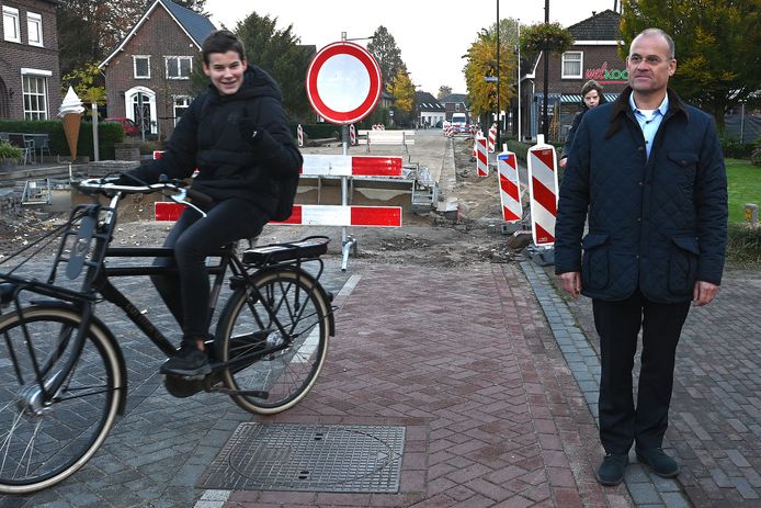 Voormalig wethouder Huub Bellemakers bekeek in november 2021 de vorderingen van de reconstructie van de N602 in Wanroij.