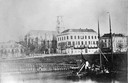 De Oude Haven en Oude Kraan in 1864. Het grote witte gebouw is Logement De Zon, de voorloper van Grand Hotel Du Soleil. Achter het hotel de kleine Eusebiuskerk aan het Nieuwe Plein met de toren nog in aanbouw.