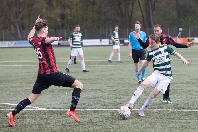 Matt Bolhuis, hier rechts in actie tegen OJC Rosmalen, scoorde voor Nuenen tegen AWC in Wijchen.