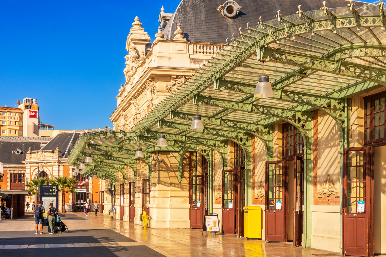 Aankomst in het station Nice Ville. Het treinstation ademt de sfeer van de gouden tijd van het reizen. Beeld Sander Groen