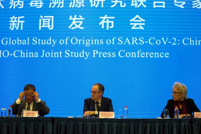 Marion Koopmans (à d.), Peter Ben Embarek (au c.), à droite de leur homologue chinois Liang Wannian (à g.) lors de la conférence de presse à l'issue de leur enquête en Chine sur les origines du coronavirus