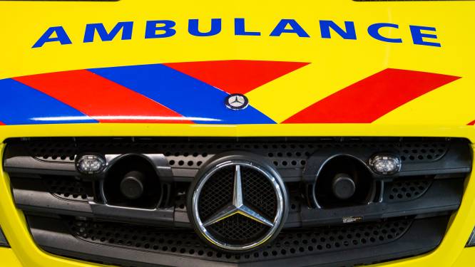 Vrouw ramt paal en komt in sloot terecht met auto