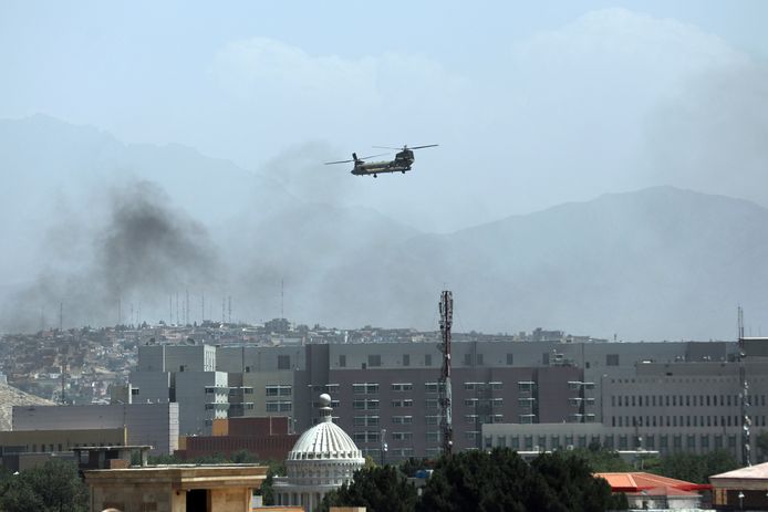 Een Amerikaanse legerhelikopter vliegt boven de Amerikaanse ambassade in Kaboel om personeel te evacueren. Beeld van gisteren.