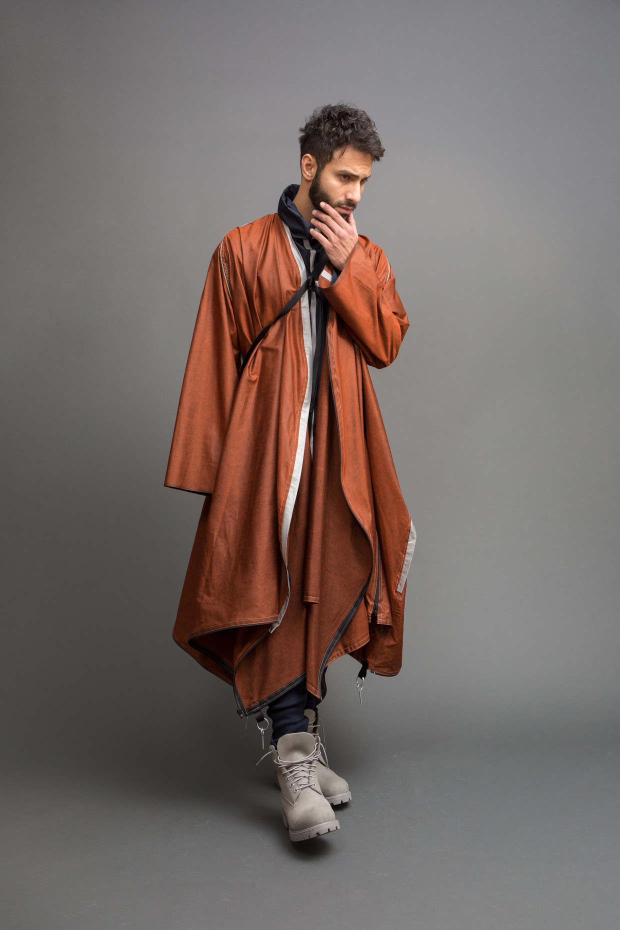 Een regenjas die ook als tent kan worden gebruikt. Zie afbeelding boven het artikel voor de tent. Beeld rv