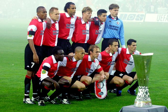 Feyenoord voor het duel met Borussia Dortmund in de Kuip, de finale van de UEFA Cup. 
Stand vlnr: Kalou, Rzasa, Van Hooijdonk, Tomasson, Van Persie, Zoetebier.
Gehurkt, vlnr: Gyan, Ono, Bosvelt, Paauwe en Van Wonderen.