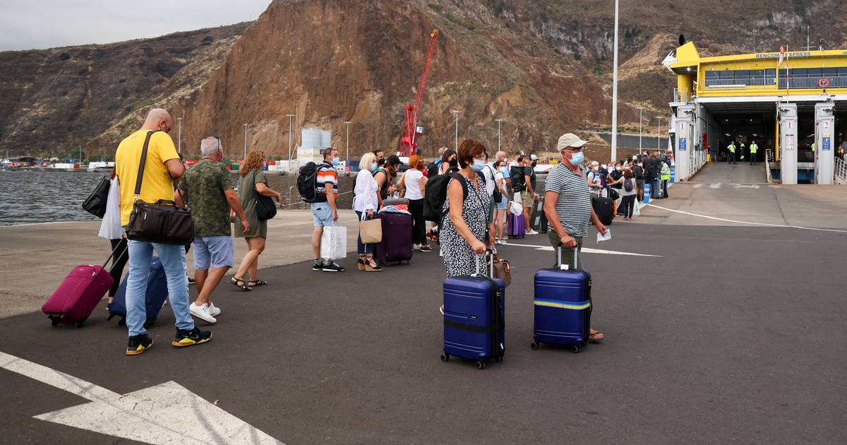 Eruption volcanique aux Canaries: pluie de cendres, l'aéroport de Palma à l' arrêt
