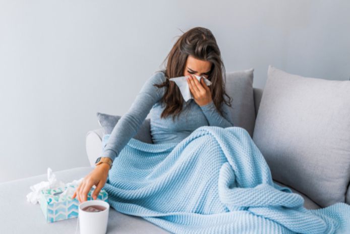 De symptomen van omikron - loopneus, hoofdpijn, keelpijn, niezen en vermoeidheid - doen sterk denken aan die van een verkoudheid.