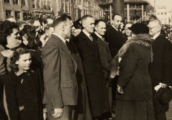 Verzetsstrijder Willem Poppe (links) in gesprek met koningin Wilhelmina, maart 1945.