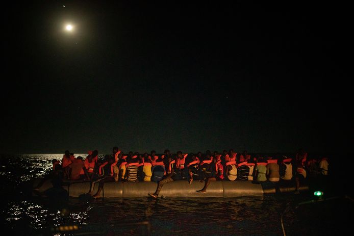 Een rubberboot met migranten in de Middellandse Zee op enkele tientallen kilometers van Malta.