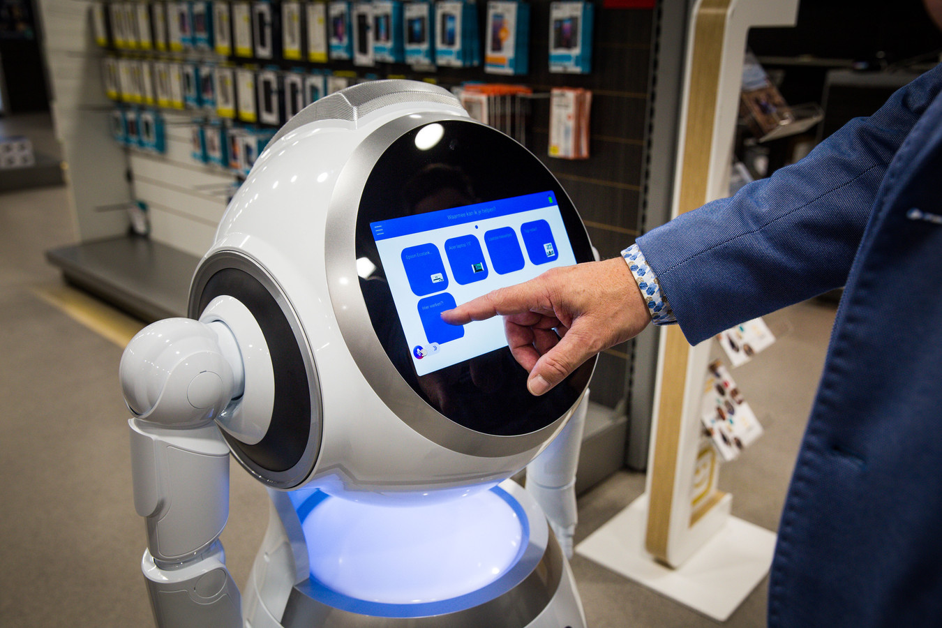 Even aanraken en de robot verwelkomt de klanten